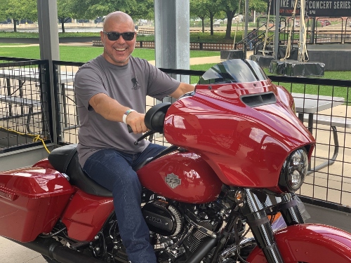 Charlie dela Cruz on bike HD HQ 500.jpg